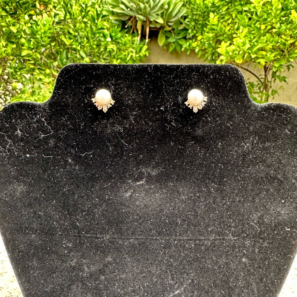 Pearl-like Studs